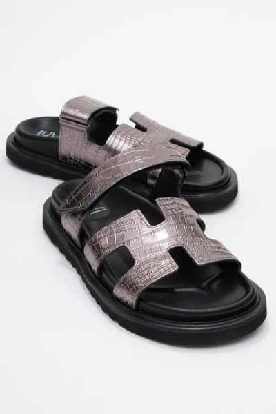 Forever & Always Shoes Loana Leather Slide Sandal In Silver