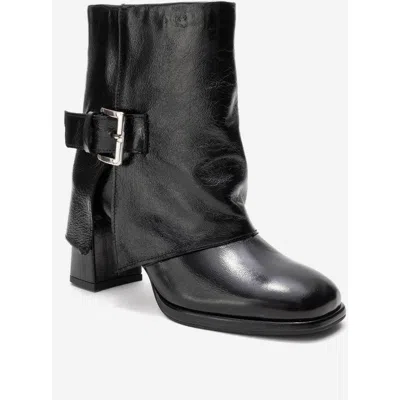 Forever & Always Shoes Lore Leather Block Heel Boot In Black