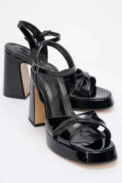 Forever & Always Shoes Yvonne Platform Sandals In Black