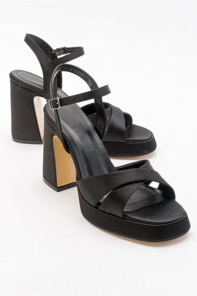 Forever & Always Shoes Yvonne Platform Sandals In Black