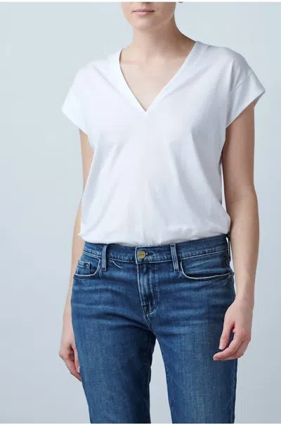 Frame Le Mid Rise V Neck Tee In Blanc In White