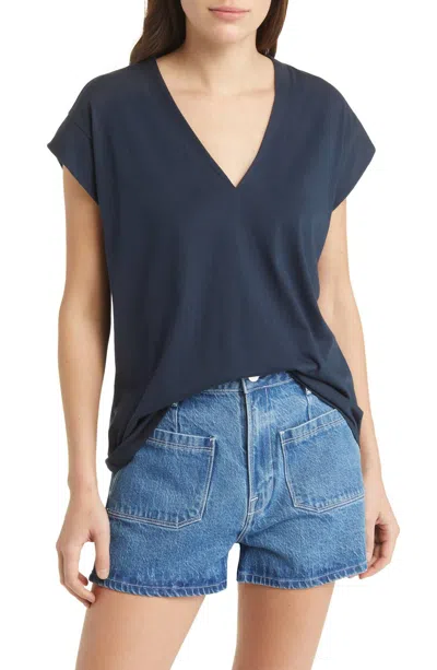Frame Le Mid Rise V Neck Tee In Navy In Blue
