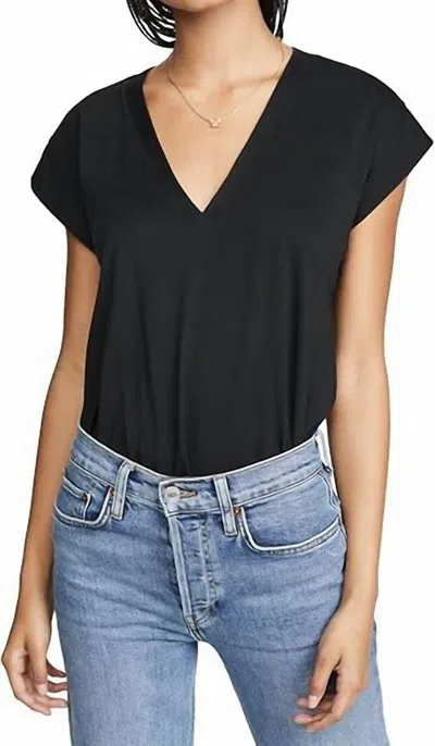 Frame Le Mid Rise V Neck Tee In Nior In Black