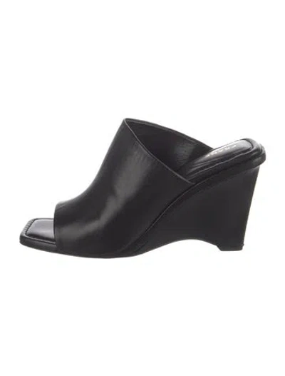 Pre-owned Frame Leather Slides In Black
