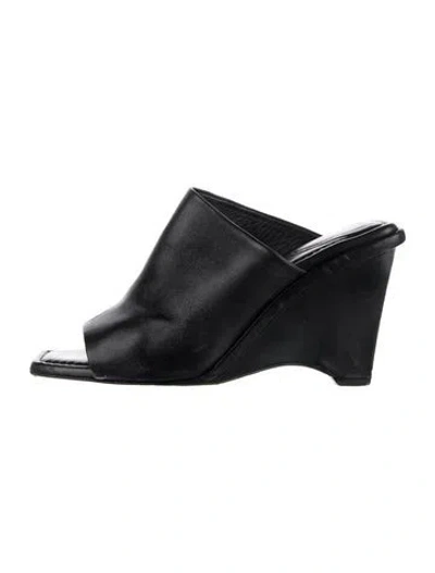 Pre-owned Frame Leather Slides In Black