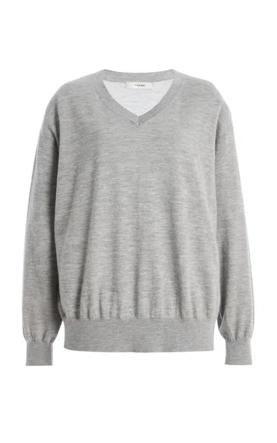 Frame The Cashmere V-neck Sweater In Gray