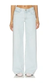 Frame The Pixie Petite Leo Jeans In Denim-light