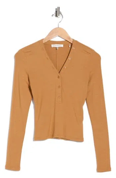 Frame The Rib Henley Top In Light Camel