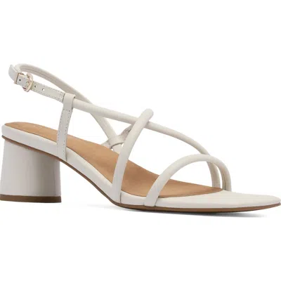 Frankie4 Lottie Block Heel Sandal In Chalk