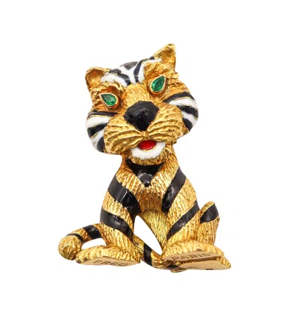 Pre-owned Fred Paris 1970 Enameled Sauvage Lion Brooch In 18kt Yellow Gold With Emeralds