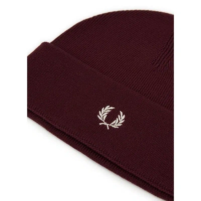 Fred Perry Bonnet Côtelé En Laine Mérinos Et Coton In Red