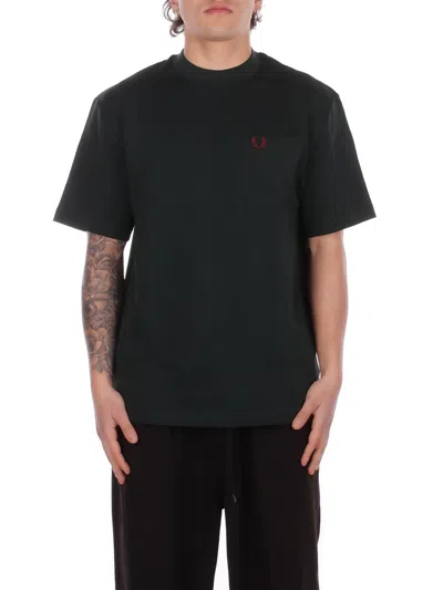 Fred Perry Man T-shirt M2408 30a Fp Pocket Detail T-shirt Verdone In Green