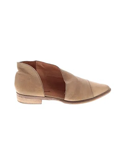 Pre-owned Free People Flats In Tan