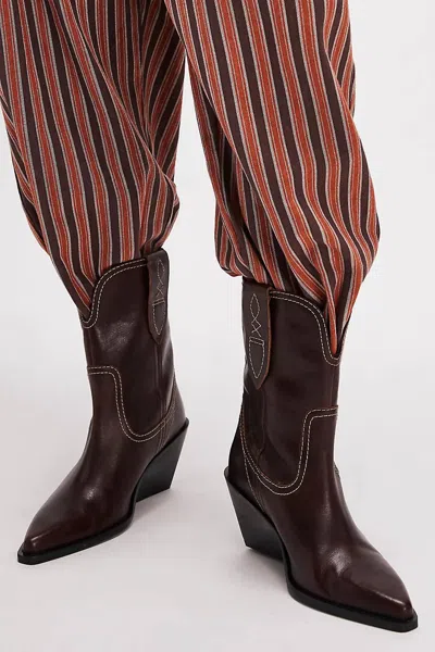 FREE PEOPLE WOMEN'S PITCHFORK POINT WESTERN BOOTS IN FUDGESICLE