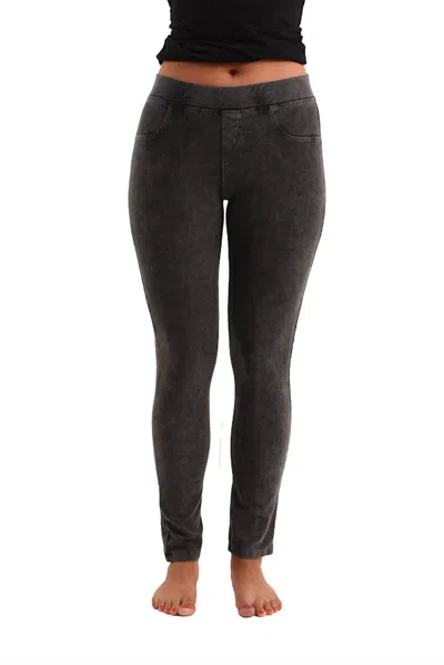 French Kyss Mid Rise Jegging In Charcoal In Pink