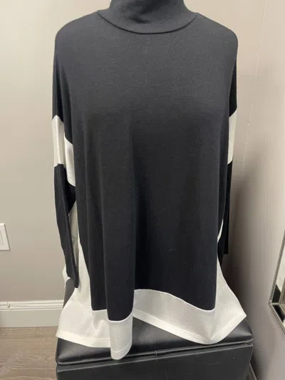 French Kyss Two Tone Poncho In Black/white