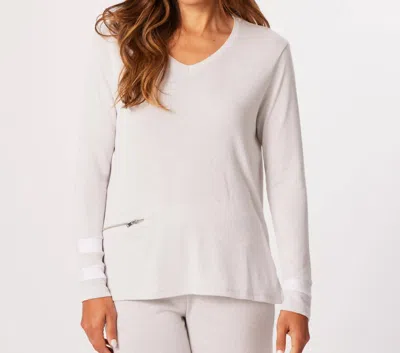 French Kyss Zip Pocket V-neck Top In Slate/white