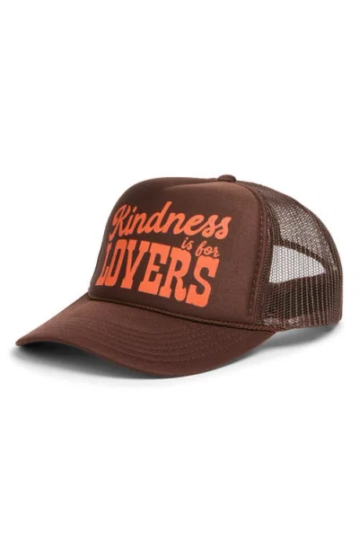 Friday Feelin ' Kindness Is For Lovers Trucker Hat In Brown