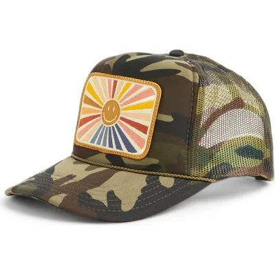 Friday Feelin ' Sunray Smile Patch Trucker Hat In Green
