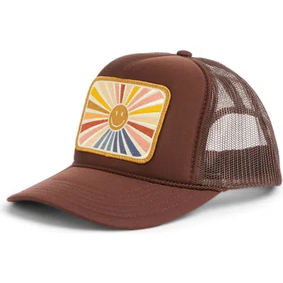 Friday Feelin ' Sunray Smile Patch Trucker Hat In Metallic