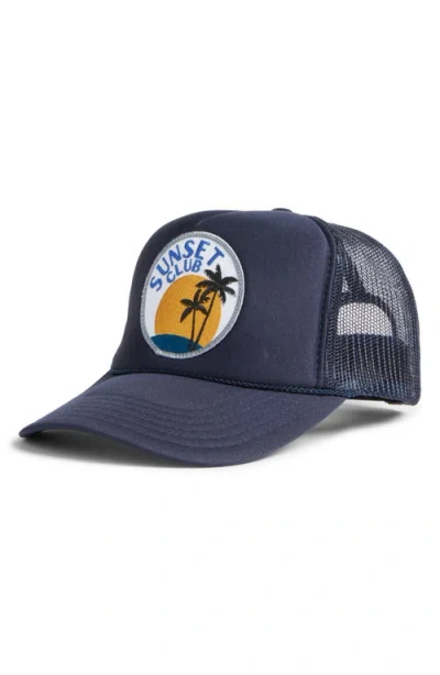 Friday Feelin ' Sunset Club Trucker Hat In Blue