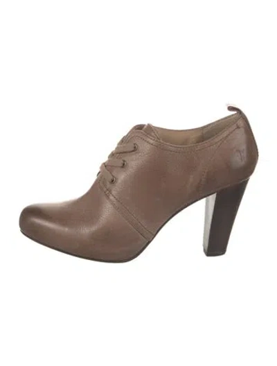 Pre-owned Frye Leather Pumps In Brown