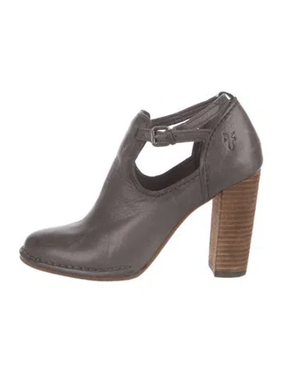 Pre-owned Frye Leather Pumps In Gray