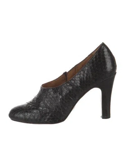 Pre-owned Frye Snakeskin Pumps In Black