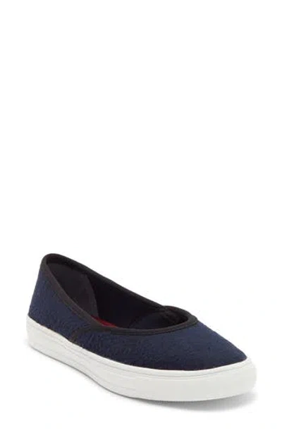 Fuchsia Crossover Sneaker Flat (women) In Blue