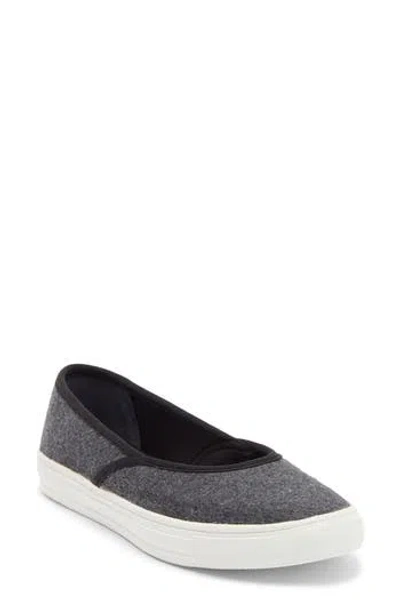 Fuchsia Crossover Sneaker Flat (women) In Gray