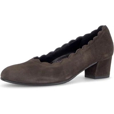 Gabor Scalloped Pump In Brown