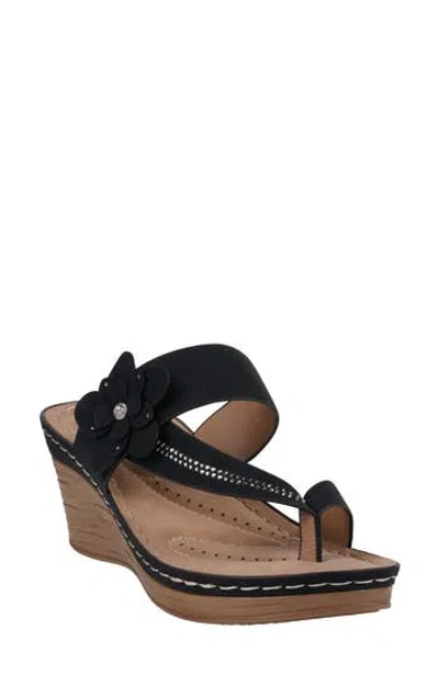 Gc Shoes Taryn Flower Wedge Sandal In Black