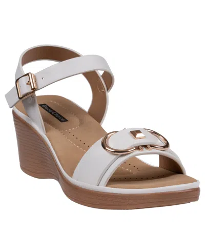 Gc Shoes Women's Nava Hardware Round Toe Wedge Sandals In White