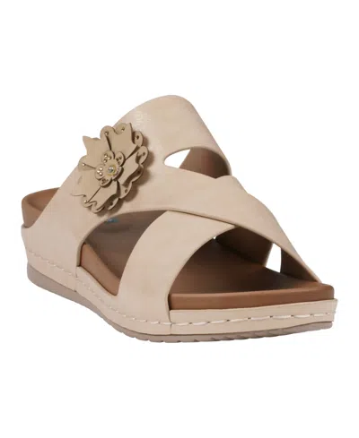Gc Shoes Women's Nessie Flower Wedge Sandals In Gold