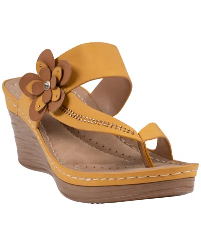 Gc Shoes Womens Taryn Floral Toe-loop Wedge Sandals In Yellow