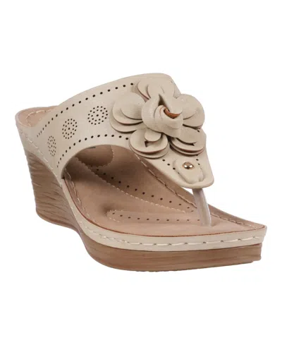 Gc Shoes Women's Willa Floral Wedge Sandals In Gold