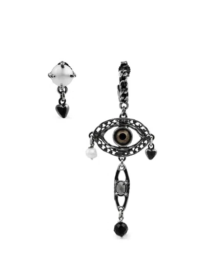 Gem Kingdom 不对称眼睛图案耳环 In Black