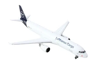 Geminijets Airbus A321p2f Commercial Aircraft "lufthansa Cargo" (d-aeuc) White With Blue Tail 1/400 Diecast Mod
