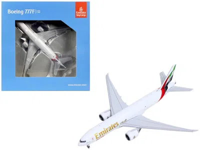 Geminijets Boeing 777f Commercial Aircraft "emirates Skycargo" (a6-efv) White With Striped Tail 1/400 Diecast M