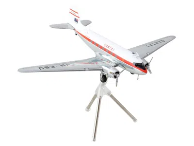 Geminijets Douglas Dc-3 Commercial Aircraft "qantas Airways" (vh-ebu) White With Red Stripes "gemini 200" Serie
