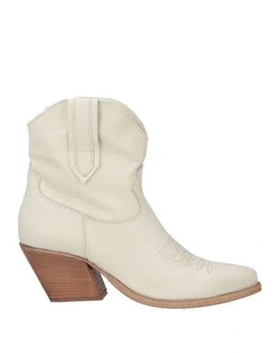 Geneve Woman Ankle Boots Cream Size 11 Leather In White