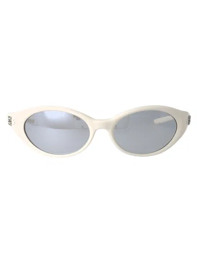 Gentle Monster Sphere Sunglasses In W2 White