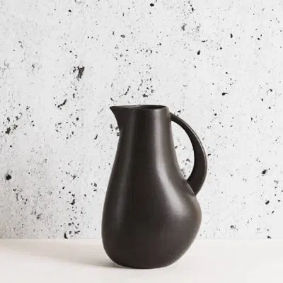 Gharyan Stoneware Pitcher Kuduo 64 oz In Black