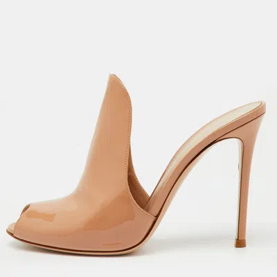 Gianvito Rossi Beige Patent Leather Peep Toe Mules In Nude