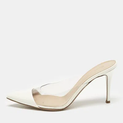 Pre-owned Gianvito Rossi Cream Patent Leather And Pvc Elle Mules Size 39