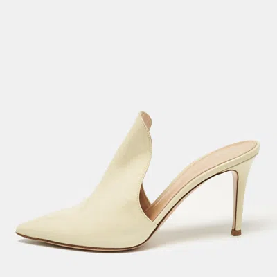Pre-owned Gianvito Rossi Cream Patent Leather Aramis Mules Size 38.5