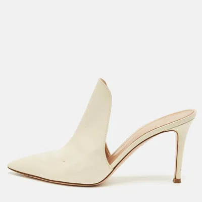Pre-owned Gianvito Rossi Cream Patent Leather Aramis Pointed Toe Mules Size 38 In White