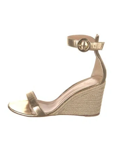 Pre-owned Gianvito Rossi Leather Espadrilles In Gold