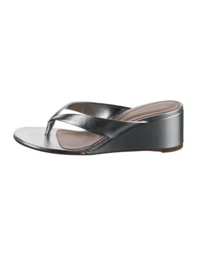Pre-owned Gianvito Rossi Leather Flip Flops In Silver