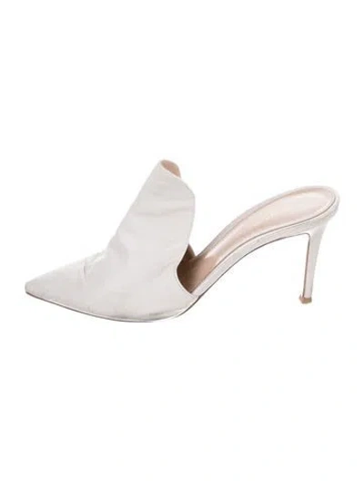 Pre-owned Gianvito Rossi Leather Mules In Neutral